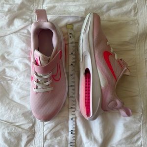 Girls pink Nike shoes never worn